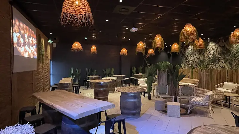 Vue intérieure de La fregate à Chabeuil, salle principale