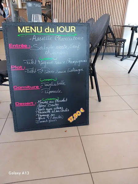 Terrasse et entrée de La MaroGeai's, Margès