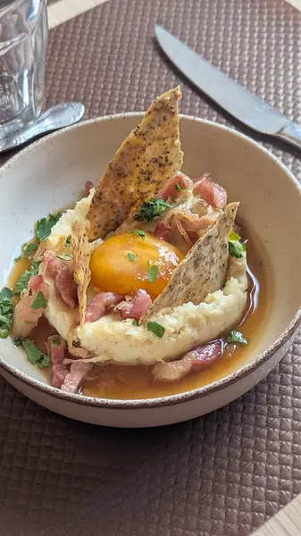 Assiette préparée au Le Petit Peyrinois