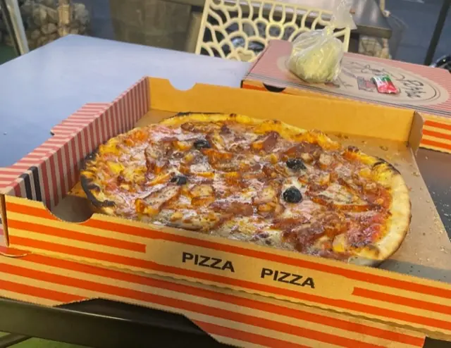 Vue intérieure de Le Pizzalon à Izeron, salle principale