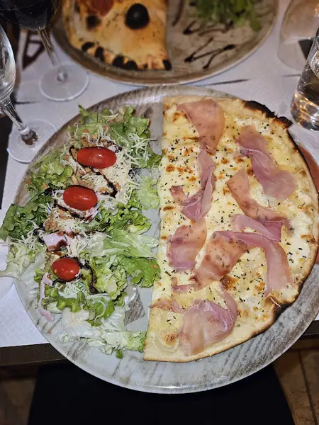 Terrasse et entrée de Le Pizzalon, Izeron