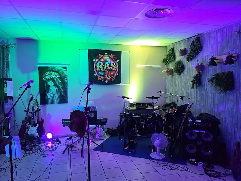 Vue intérieure de Le relais à Eymeux, salle principale