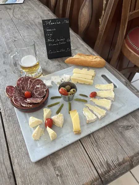 Décoration intérieure du bar Le Tonneau Dort, Saint-Marcellin